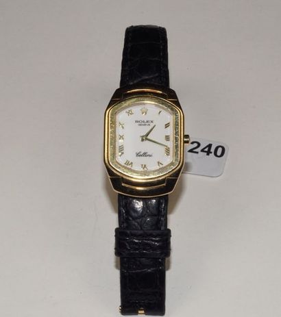 ROLEX Montre de dame en or jaune 18K (750/oo), modèle "Cellini", cadran tonneau à...