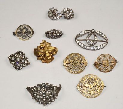 null Lot de bijoux fantaisie anciens en métal et strass.