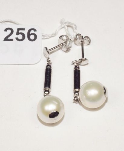 null Paire de pendants d'oreilles composés de tubes en argent (800/oo) et de perles...