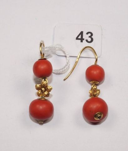 null Paire de pendants d'oreilles anciens en or jaune 18K (750/oo) composé de perles...