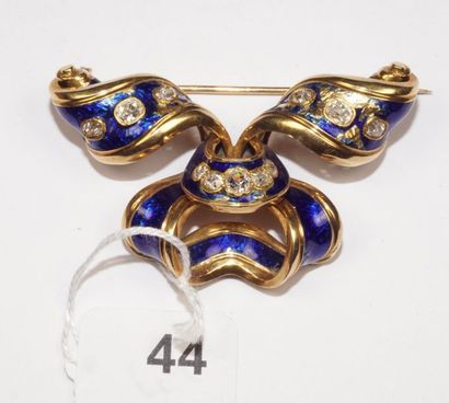 null Broche formant un noeud de ruban en or jaune 18K (750/oo) émaillé bleu, (manques)...
