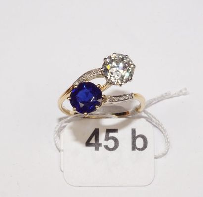 null Bague "Vous et Moi" en or 18K (750/oo) sertie d'un diamant taille ancienne calibrant...