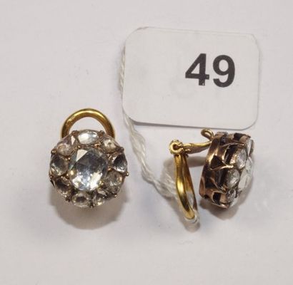 null Paire de clips d'oreilles Marguerite anciens en or 9K (375/oo) centrés de diamants...