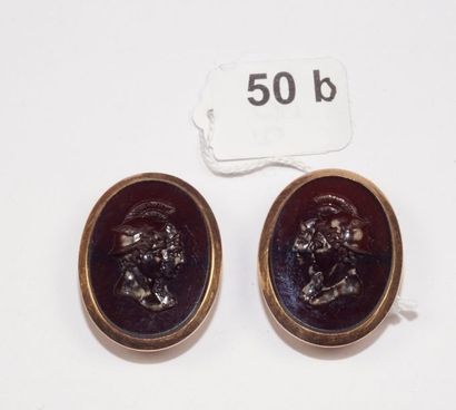 null Paire de boutons d'habit chacun orné d'une intaille sur agate cornaline représentant...