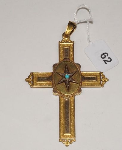 null Croix ancienne en or jaune 18K (750/oo) à décor ciselé, la partie centrale formant...