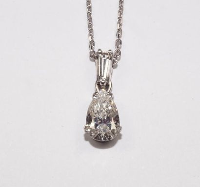 null Pendentif en or gris 18K (750/oo) orné d'un diamant taillé en poire, pesant...