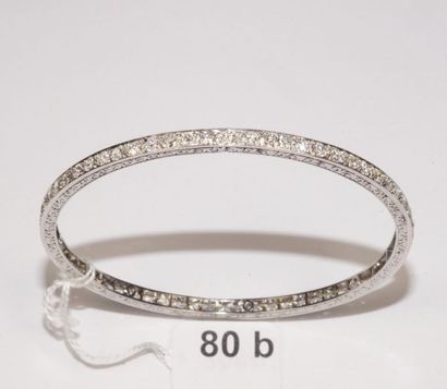 null Bracelet jonc rigide en platine (850/oo) serti d'une ligne de diamants taille...