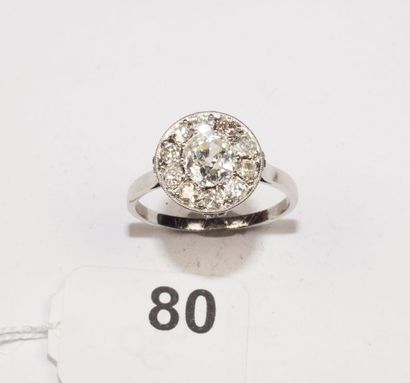 null Bague ronde en platine (850/oo) ornée au centre d'un diamant taille ancienne...