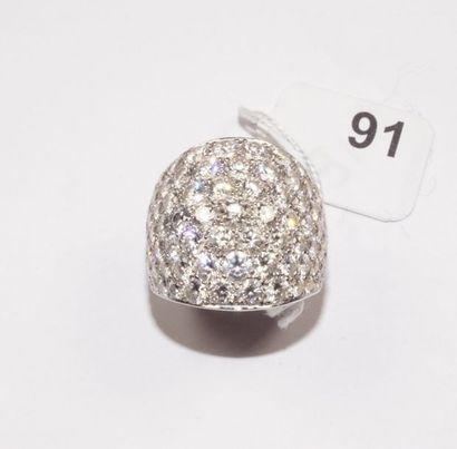 null Bague boule en or gris 18K (750/oo) pavée de diamants taille brillant en dégradé...