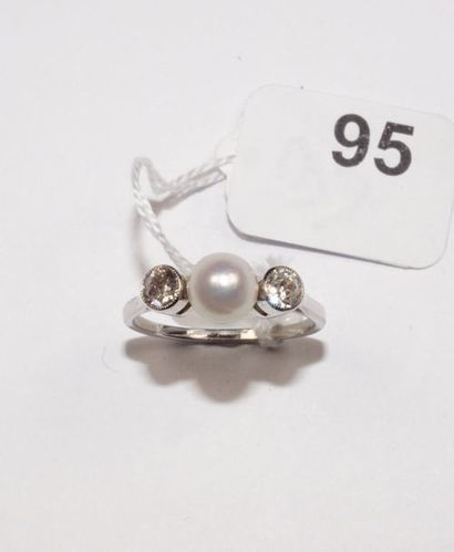 null Bague en or gris 18K (750/oo) centrée d'une perle probablement fine (diamètre...