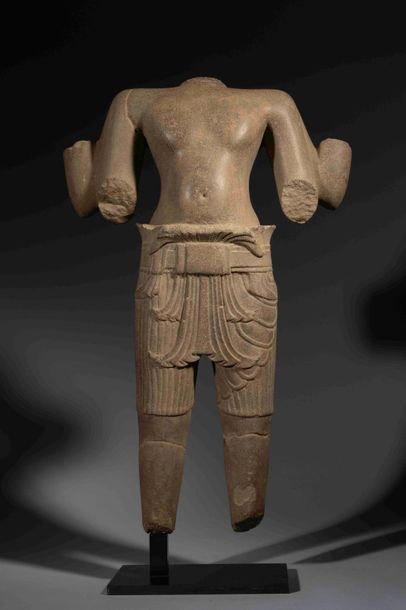 null Torse de divinité masculine, sans doute Vishnu à quatre bras en posture hiératique...