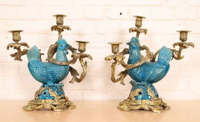 null PAIRE DE CANDELABRES "AUX COQS DE LA CHINE" 

En céramique bleue de la Chine,...