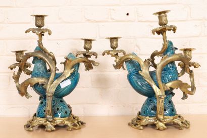 null PAIRE DE CANDELABRES "AUX COQS DE LA CHINE" 

En céramique bleue de la Chine,...