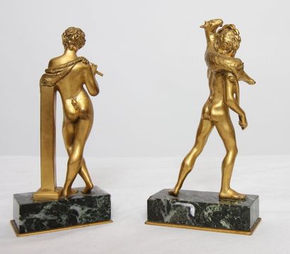 null PAIRE DE PETITS BRONZES DORES "PERSONNAGES A L'ANTIQUE"

En bronze doré sur...