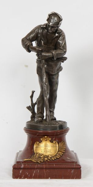 null BRONZE ARGENTE "L'ARBORICULTEUR" DE LEON-EUGENE LONGEPIED (1849-1888)

En bronze...