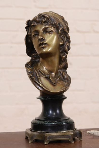 null BUSTE EN BRONZE "LA PETITE SUZANNE" D' Auguste RODIN (1840-1917) 

En bronze...