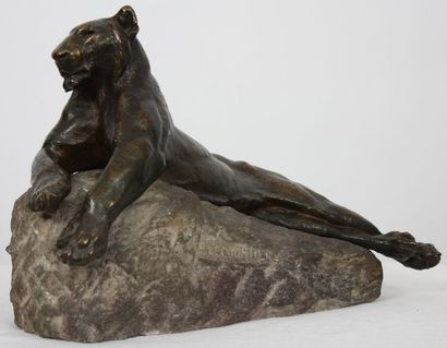 null BRONZE "LIONNE COUCHEE" DE PROSPER LECOURTIER (1851-1924)

En bronze mordoré,...