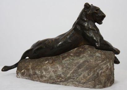 null BRONZE "LIONNE COUCHEE" DE PROSPER LECOURTIER (1851-1924)

En bronze mordoré,...