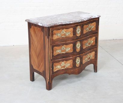 null RARE PETITE COMMODE MARQUETEE REGENCE

En placage de bois précieux, galbée en...