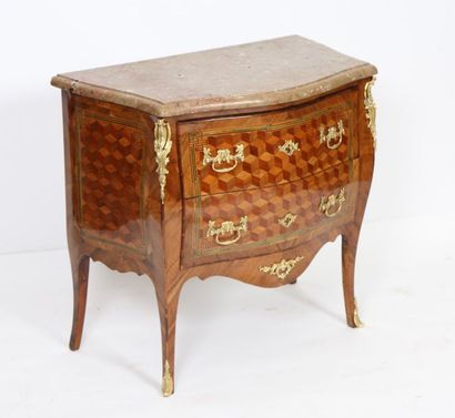 null PETITE COMMODE D'ENTRE DEUX A MARQUETERIE DE CUBES LOUIS XV

Galbée toute face,...