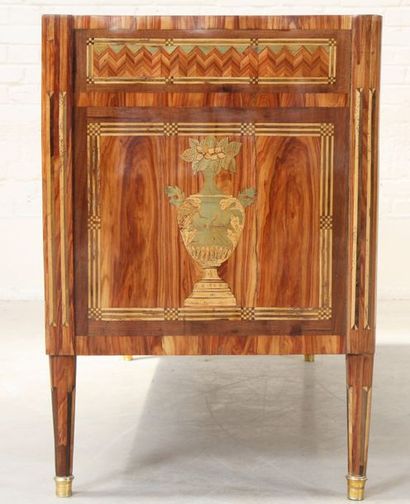 null JOLIE COMMODE MARQUETEE LOUIS XVI ATTR. A MARTIN OHNEBERG (Maître en 1784)

En...