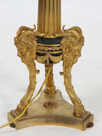 null LAMPE EN BRONZE DORE "AUX BELIERS" LOUIS XVI 

A fut cannelé, sur un base tripode...