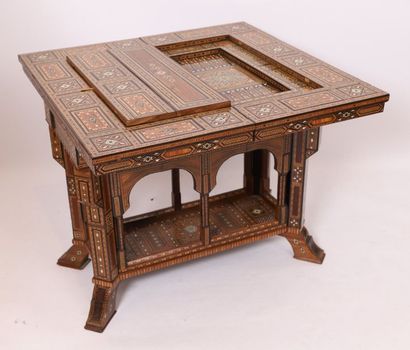 null TABLE A JEUX SYRIENNE

A riche décor géométriue, en marqueterie de bois, d'os,...