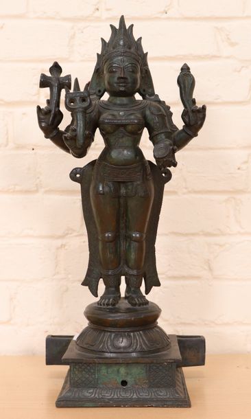 null "KALI" EN BRONZE INDE 

La déesse Kali figurée debout sur une base lotiforme,...