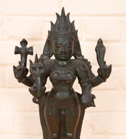 null "KALI" EN BRONZE INDE 

La déesse Kali figurée debout sur une base lotiforme,...