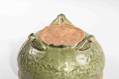 null Brûle parfum Ding tripode en épaisse porcelaine du Longquan à décor de motifs...