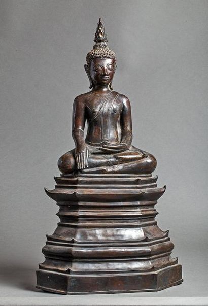 null Buddha Maravijaya assis sur un haut socle étagé, les jambes en virasana et la...