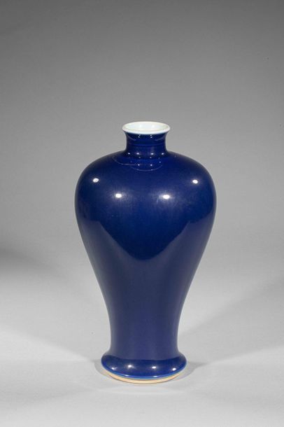 null Vase meïping à glaçure monochrome bleu cobalt, l'intérieur et la base émaillée...