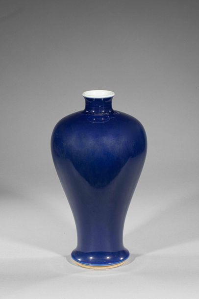null Vase meïping à glaçure monochrome bleu cobalt, l'intérieur et la base émaillée...