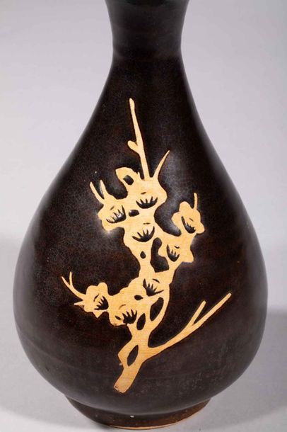 null Vase Yuhuchunping Cizhu à décor d'une branche de prunus beige en réserve sur...