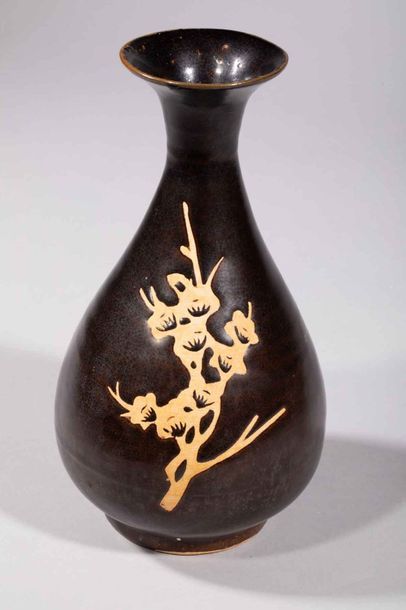 null Vase Yuhuchunping Cizhu à décor d'une branche de prunus beige en réserve sur...