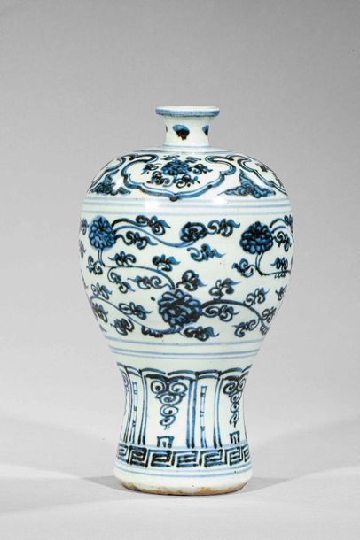 null Vase meïping en porcelaine blanche décoré en bleu cobalt sous couverte de guirlandes...