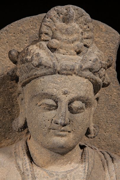 null Le Boddhisattva Maïtreya assis en méditation sur un socle habité de deux adorants...