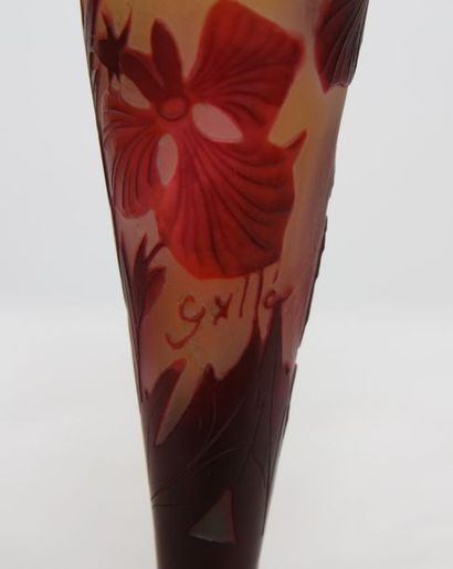 null VASE TULIPE "AUX HIBISCUS ROUGES" DE EMILE GALLE (1846-1904)

Vase soliflore...