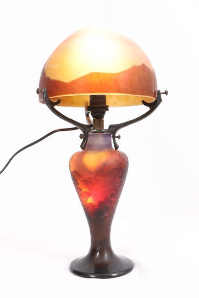 null PETITE LAMPE "AU PAYSAGE MONTAGNEUX ET A LA CASCADE" DE EMILE GALLE (1846-1904)

En...
