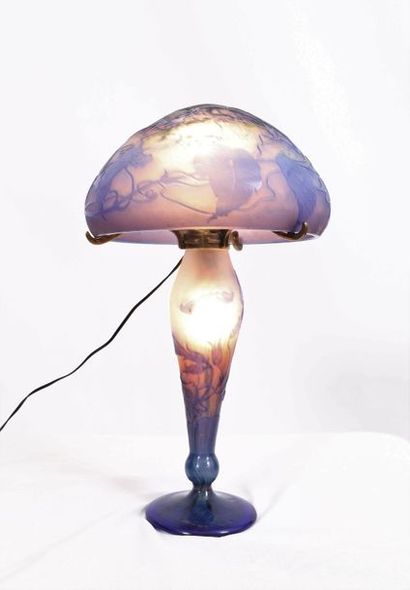 null LAMPE "AUX FLEUR D'ARUM ET FEUILLES DE GINKGO BILOBA"" DE EMILE GALLE (1846-1904)

En...