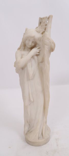 null MARBRE "JEUNE FEMME A LA LYRE" DE JUAN CLARA (XIX-XXè)

En marbre statuaire...