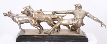 null GRAND BRONZE ARGENTE "HOMME AU 4 CHIENS" DE ALEXANDRE KELETY (1874-1940)

En...