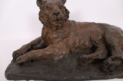 null BRONZE "LE TIGRE COUCHE" DE Patrice CHOBIAT (Né en 1962)

En bronze à patine...