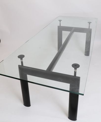 null TABLE MODERNE LECORBUSIER 

En piètement en acier noirci, à plateau de verre....