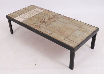 null TABLE BASSE EN CERAMIQUE "A DECOR GEOMETRIQUE" DE ROGER CAPRON (1922-2006)

A...