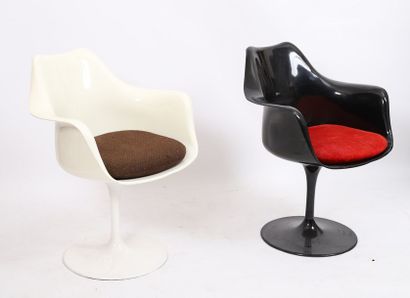 null ENSEMBLE DE 2 FAUTEUILS "TULIPES" BLANC ET NOIR DE Eero SAARINEN (1910-1961)

En...