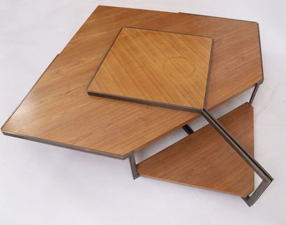 null TABLE BASSE ASSYMETRIQUE DANS LE GOUT DE Jules WABBES (1919-1974) 

En bois...