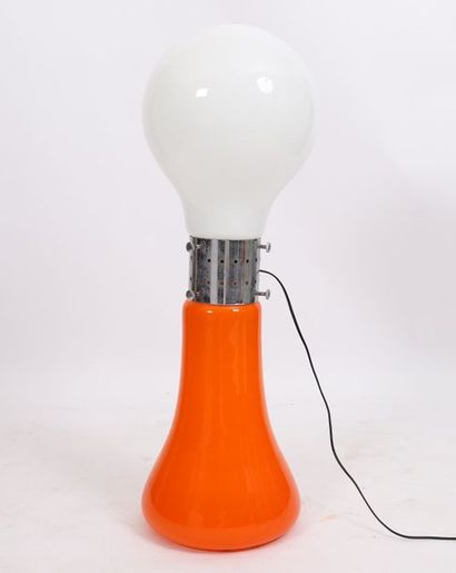 null LAMPE "AMPOULE" DE Paolo VENINI (1895-1959)

En verre coloré orange, métal chromé...