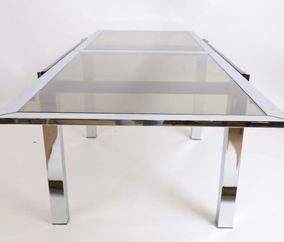 null TABLE MODERNE ITALIENNE

En métal chromé et laqué, à plateau en verre fumé.

Marquée...