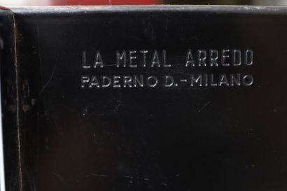 null TABLE MODERNE ITALIENNE

En métal chromé et laqué, à plateau en verre fumé.

Marquée...
